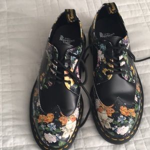 Wing tips dr. Martins